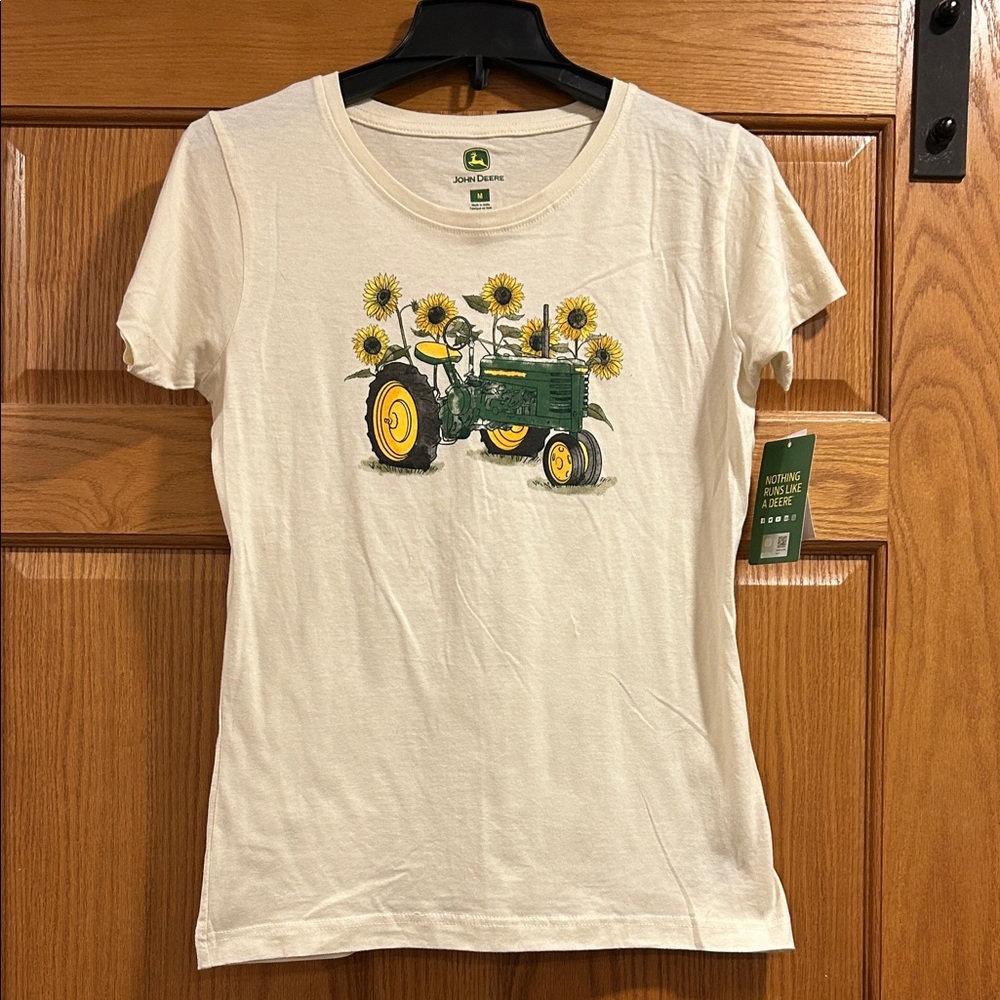 NWT John Deere Cream SS Tee with Tractor & Sunflower Design Size Medium